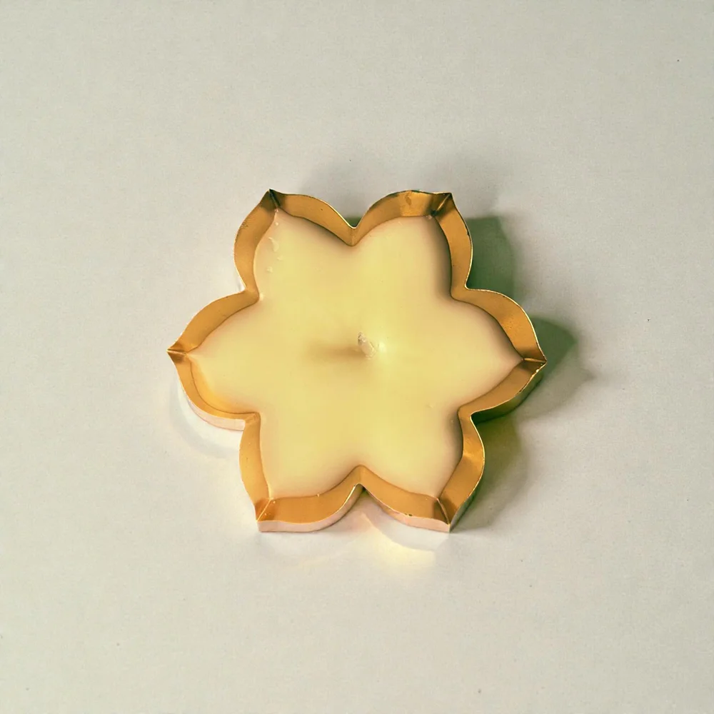 Ek-Attar Lotus Urli Decorative Candle Buy Ek-Attar Lotus Urli Decorative Candle in bulk for Corporate Gifting | Corporate Gyft